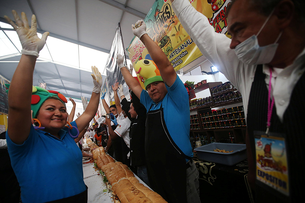 2017-07-26T194427Z_968264769_RC12FED708D0_RTRMADP_3_MEXICO-RECORD-SANDWICH