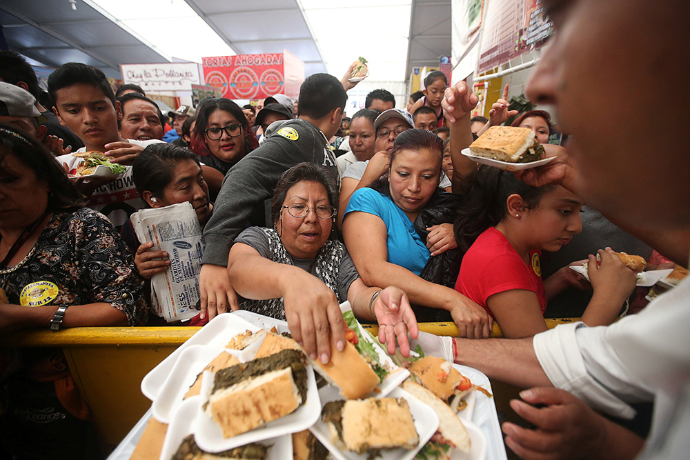 2017-07-26T194539Z_38299495_RC1ECF1D1C70_RTRMADP_3_MEXICO-RECORD-SANDWICH