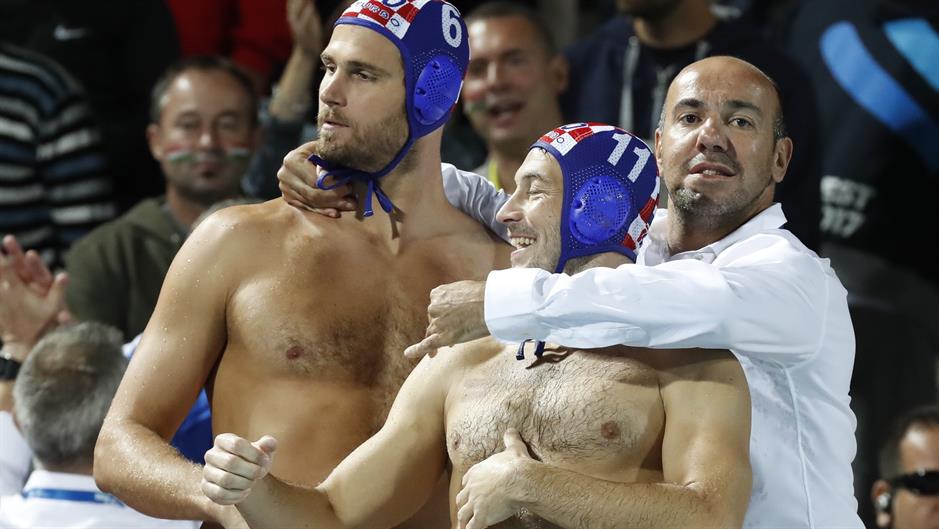 2017-07-27T211924Z_960244263_UP1ED7R1N8B1P_RTRMADP_3_SWIMMING-WORLD