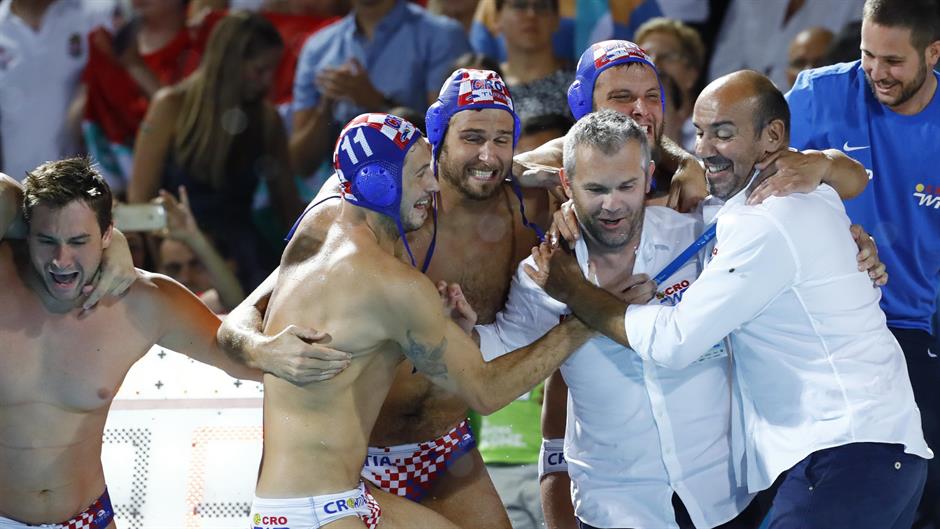 2017-07-29T194547Z_215166577_UP1ED7T1IWANP_RTRMADP_3_SWIMMING-WORLD