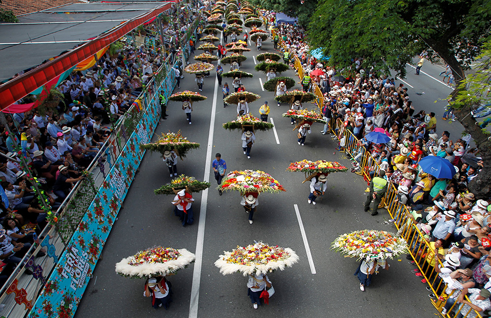 2017-08-08T015059Z_1863634622_RC18138D01F0_RTRMADP_3_COLOMBIA-FLOWERSPARADE