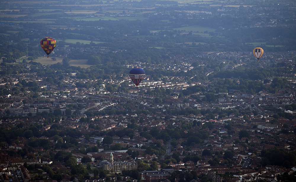 2017-08-11T112227Z_1080745717_RC1FE40278B0_RTRMADP_3_BRITAIN-BALLOONS