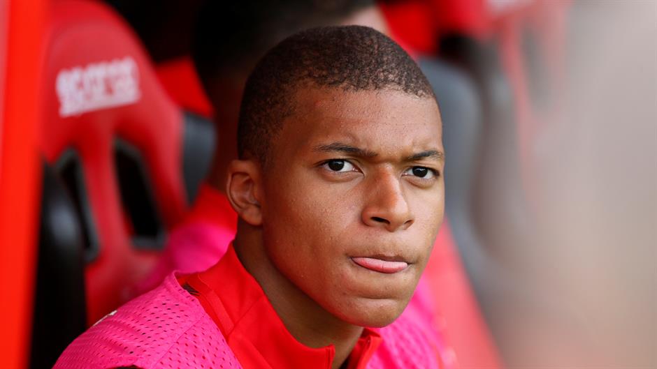 2017-08-13T150222Z_1793782336_RC1F105EE250_RTRMADP_3_SOCCER-FRANCE-DJI-AMO