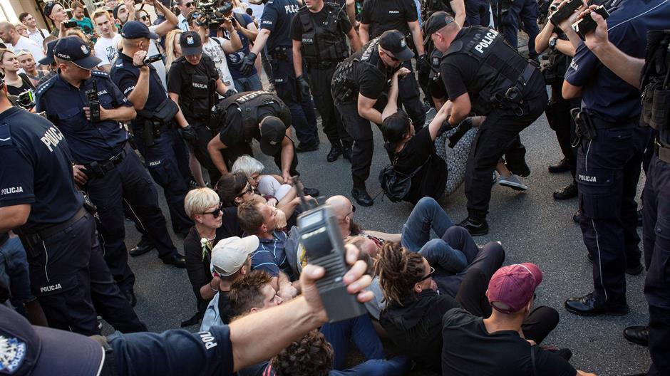 2017-08-15T191216Z_1789388182_RC121C15FA10_RTRMADP_3_POLAND-PROTEST