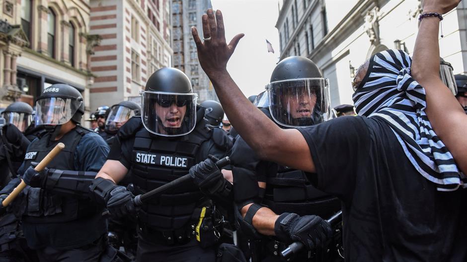 2017-08-19T192019Z_1821849476_RC13CF434500_RTRMADP_3_USA-PROTESTS