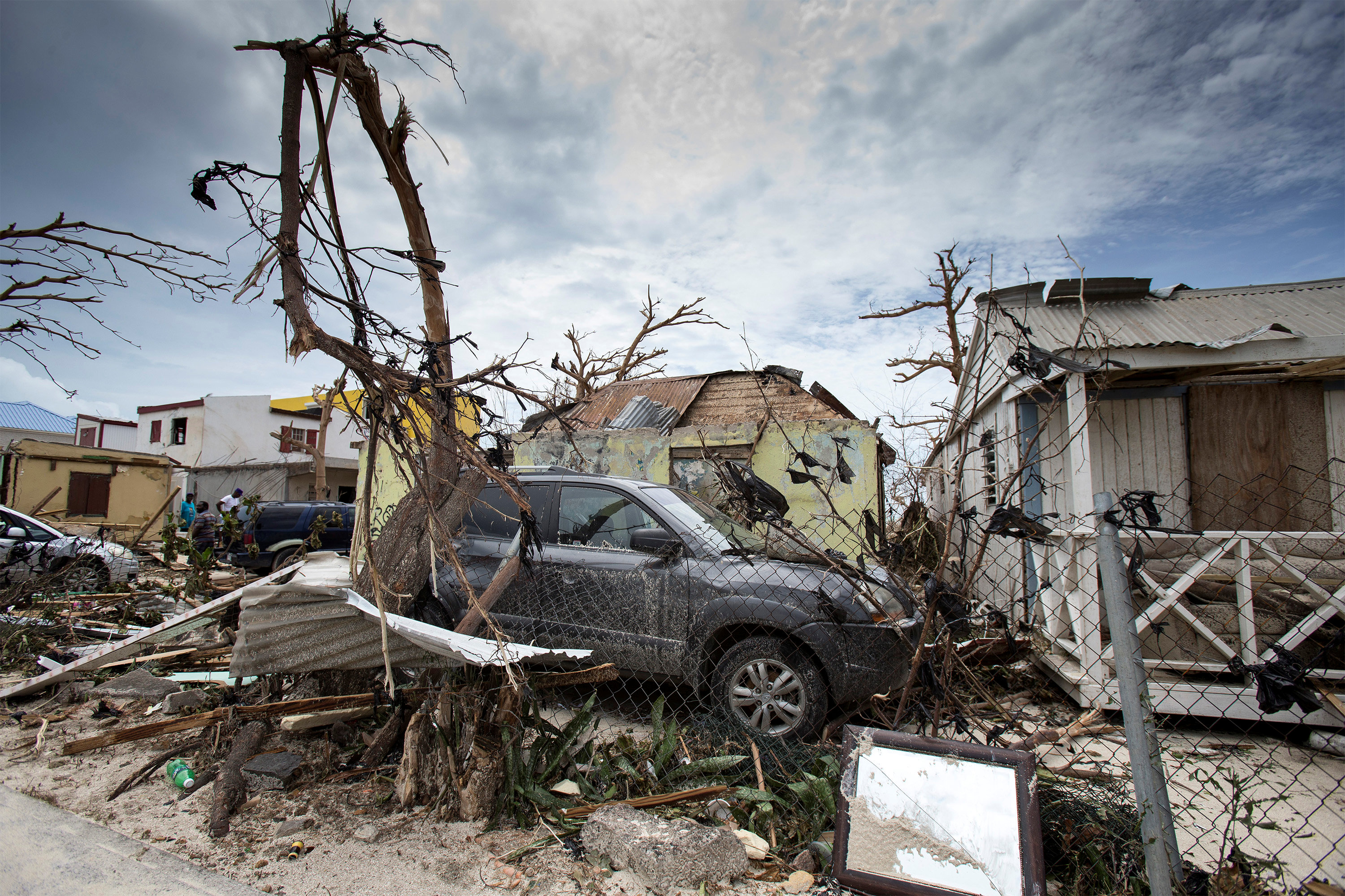 2017-09-08T070434Z_1454697039_RC1B0EFDA570_RTRMADP_3_STORM-IRMA-SAINT-MARTIN-DAMAGE