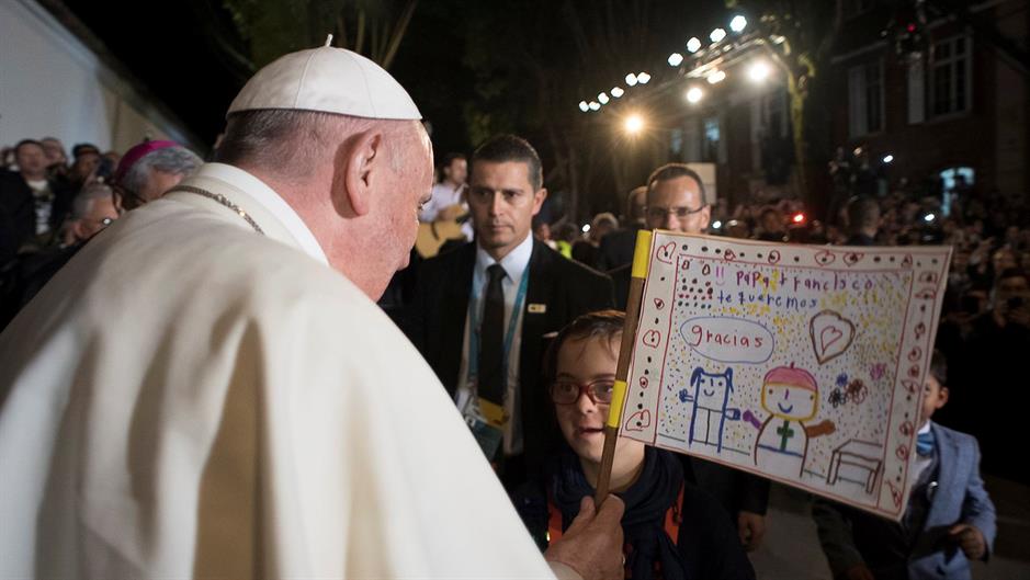 2017-09-10T092846Z_1602479811_RC1170019130_RTRMADP_3_POPE-COLOMBIA