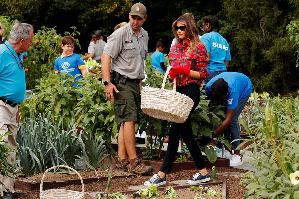2017-09-22T172831Z_1672669423_RC1171C055F0_RTRMADP_3_USA-TRUMP-MELANIA-GARDEN