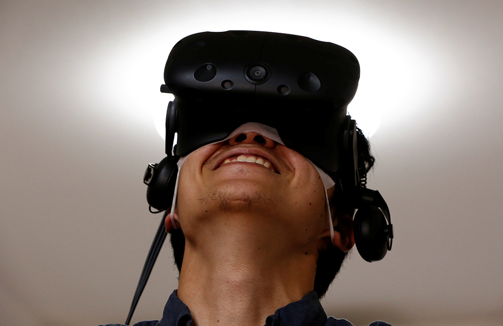 2017-09-23T003808Z_1546359517_RC184E9ADA40_RTRMADP_3_JAPAN-TECH-VR