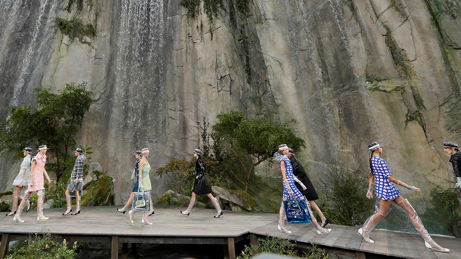 2017-10-03T095440Z_1341438754_RC16FFB66000_RTRMADP_3_FASHION-PARISaa