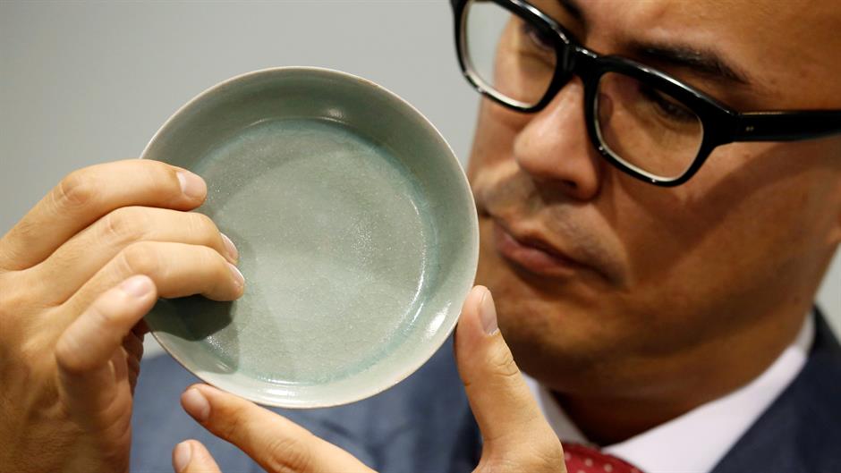 2017-10-03T100322Z_856815045_RC1E516E0FE0_RTRMADP_3_AUCTION-SOTHEBYS-DISH