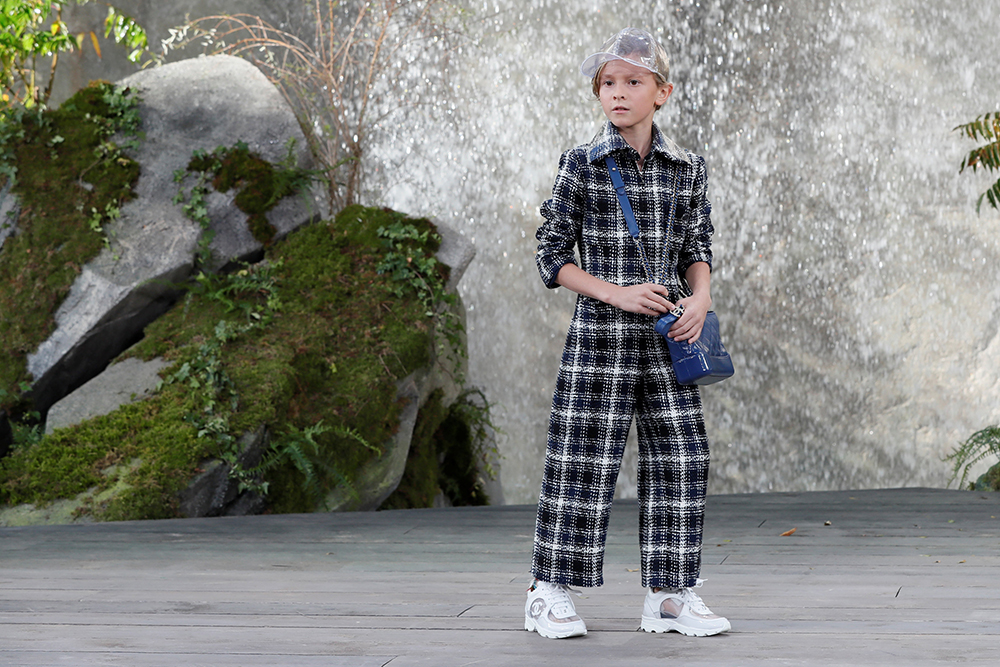 2017-10-03T103503Z_1144009864_RC12974710D0_RTRMADP_3_FASHION-PARIS-CHANEL