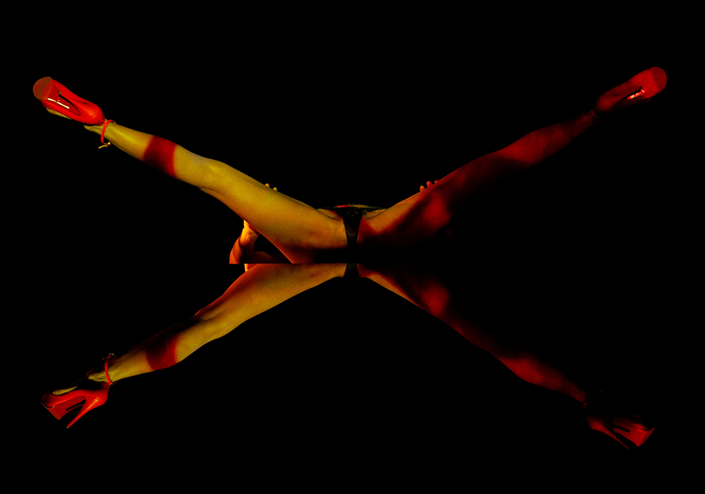 2017-10-11T091537Z_1417053214_RC137586B200_RTRMADP_3_SINGAPORE-CABARET