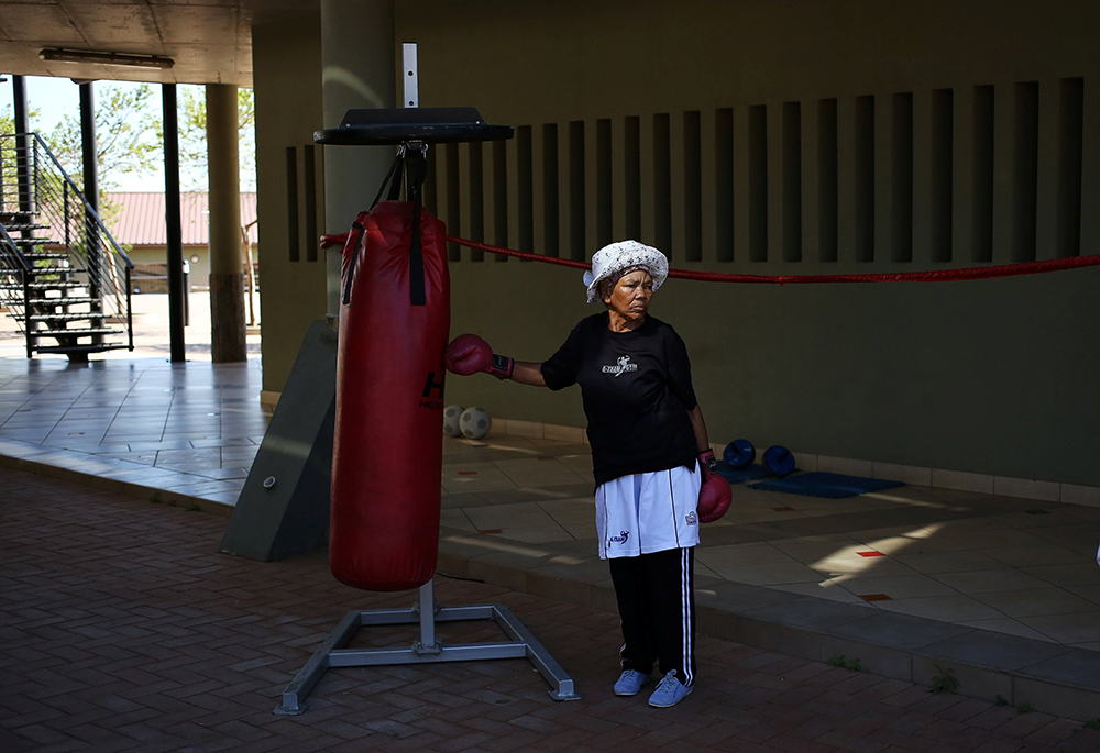 2017-10-14T083924Z_1396707828_RC123B1F82F0_RTRMADP_3_SOUTHAFRICA-BOXING-GRANNIES