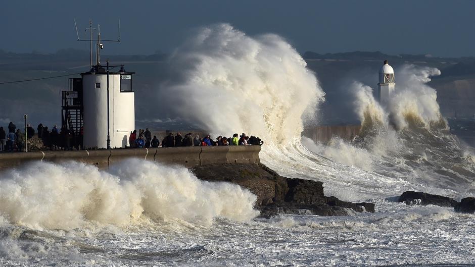 2017-10-16T161458Z_1102114777_RC1FF2E4C2F0_RTRMADP_3_STORM-OPHELIA-BRITAIN