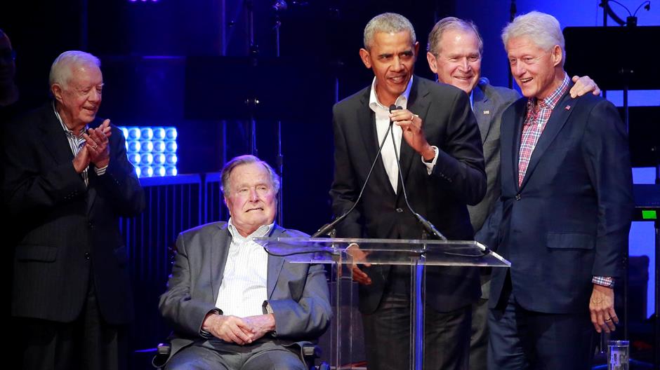 2017-10-22T020007Z_700558248_RC1B7D64EA90_RTRMADP_3_USA-HURRICANE-PRESIDENTS