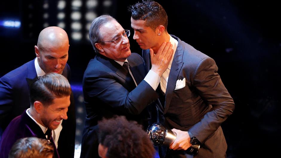 2017-10-23T204551Z_1347329746_RC1BB6EE2900_RTRMADP_3_SOCCER-FIFA-AWARDS