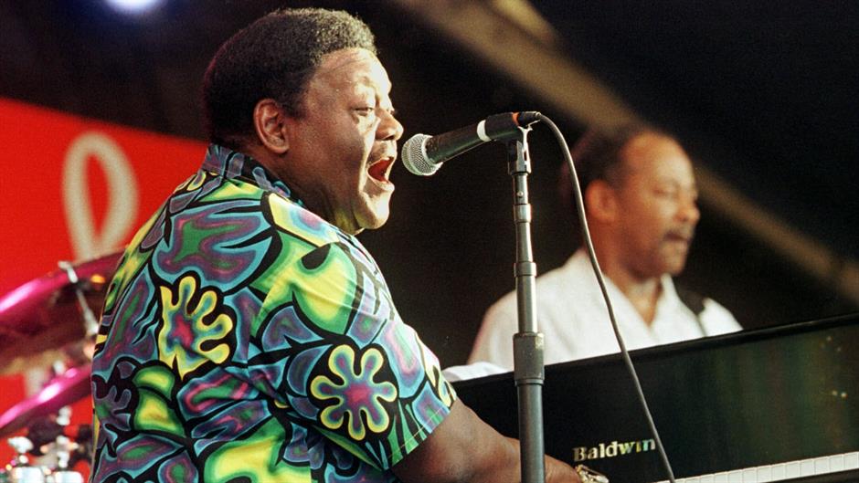 2017-10-25T145708Z_1273106211_RC13542FC410_RTRMADP_3_PEOPLE-DOMINO