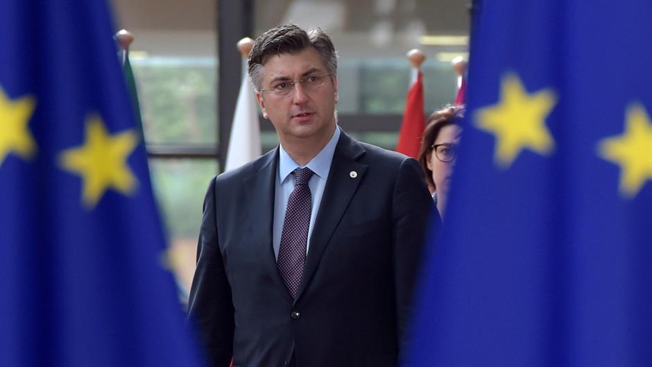 2017-10-30T083725Z_1785499414_RC178E62C450_RTRMADP_3_CROATIA-EURO