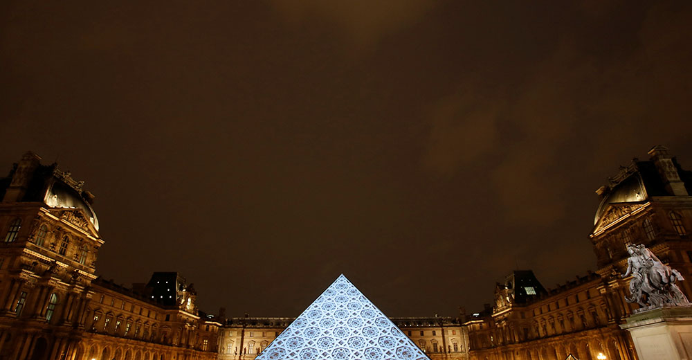 2017-11-08T183431Z_611050701_RC1DF2A75BA0_RTRMADP_3_FRANCE-EMIRATES-LOUVRE