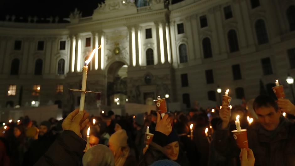 2017-11-15T181114Z_696399953_UP1EDBF1EIPFD_RTRMADP_3_AUSTRIA-POLITICS-PROTESTS