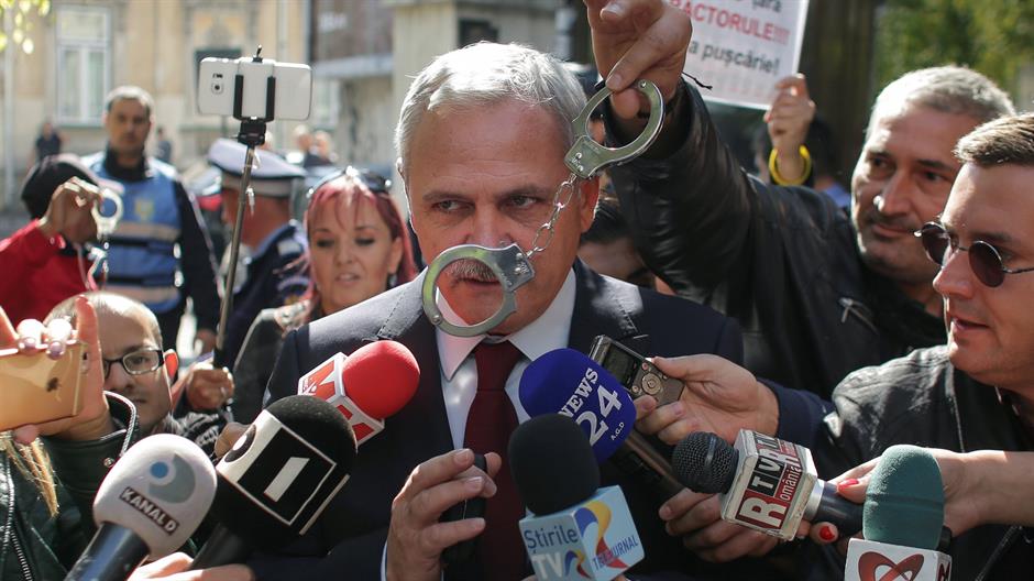 2017-11-21T164246Z_914763801_RC1A3A4BB9A0_RTRMADP_3_ROMANIA-CORRUPTION