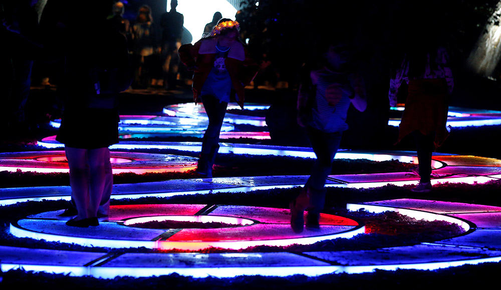 2017-11-22T080613Z_273758853_RC1A4A56DD80_RTRMADP_3_CHRISTMAS-SEASON-LIGHT-INSTALLATION