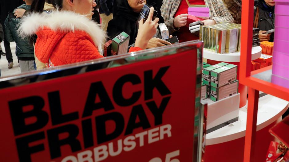 2017-11-23T233605Z_1331500607_RC11112DB4D0_RTRMADP_3_USA-HOLIDAYSHOPPING