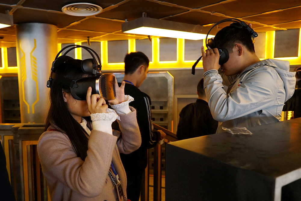 2017-11-24T010315Z_831348770_RC16637D7060_RTRMADP_3_CHINA-TECH-THEME-PARK