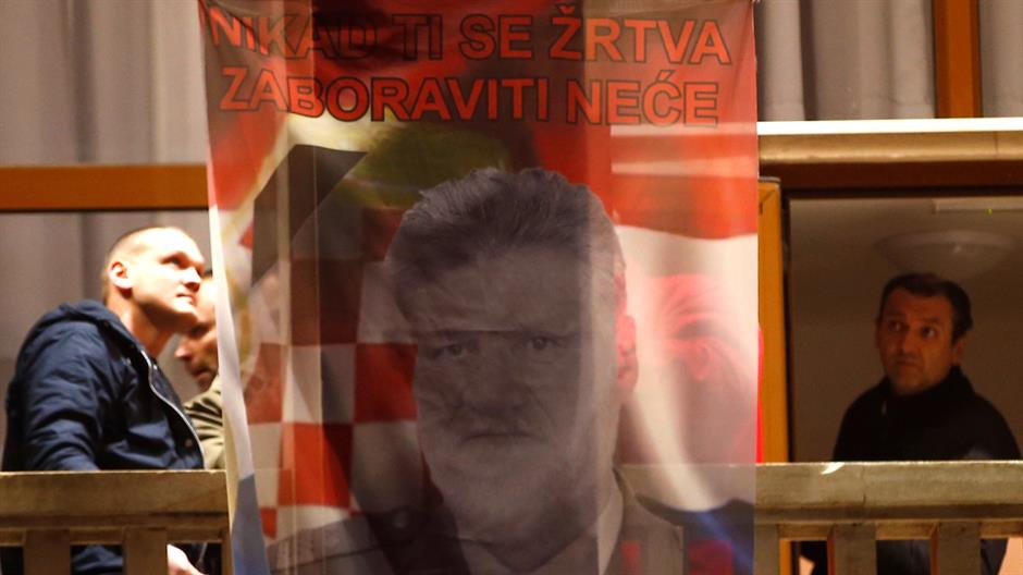 2017-11-29T192342Z_496648488_RC133EEF5790_RTRMADP_3_WARCRIMES-BOSNIA-DEATH