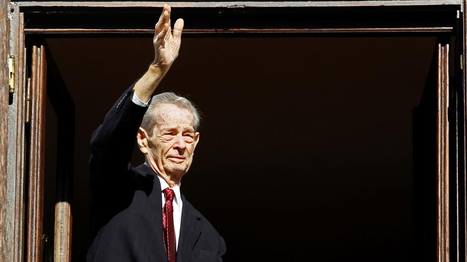 2017-12-05T115126Z_70261487_RC130385EF20_RTRMADP_3_ROMANIA-KING