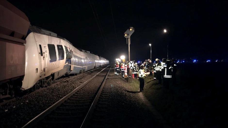 2017-12-05T203503Z_1122063483_RC11D5A93230_RTRMADP_3_GERMANY-TRAIN-CRASH