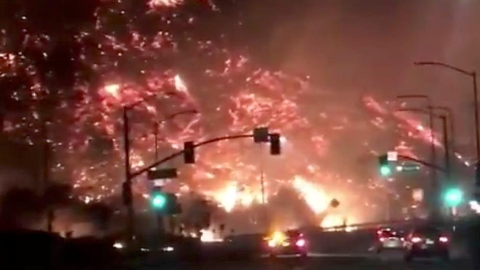 2017-12-06T220021Z_233261950_RC1266F62180_RTRMADP_3_USA-WILDFIRES