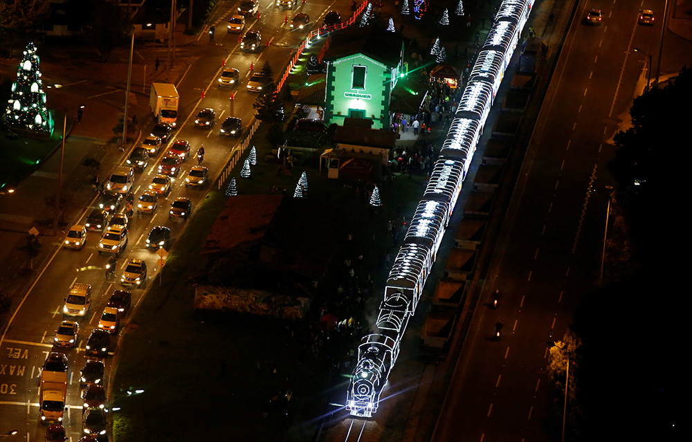 2017-12-12T031245Z_1117219799_RC19688DF9B0_RTRMADP_3_CHRISTMAS-SEASON-COLOMBIA