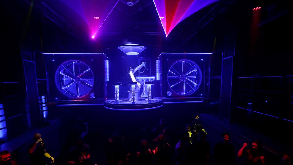 2017-12-21T100344Z_701707603_RC15772EB0D0_RTRMADP_3_CZECH-MUSIC-ROBOT