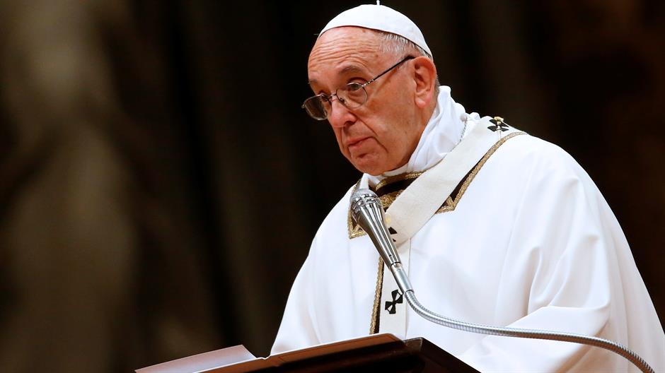 2017-12-24T212710Z_1846751393_RC1B5F4DD3D0_RTRMADP_3_CHRISTMAS-SEASON-POPE-MIDNIGHT-MASS