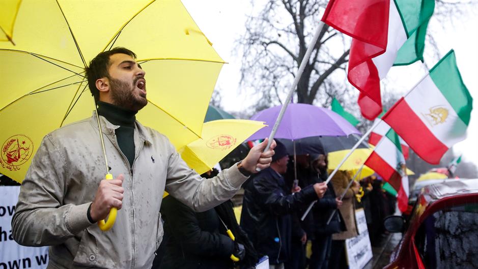 2017-12-31T162141Z_1054626559_RC1819C707D0_RTRMADP_3_IRAN-RALLIES