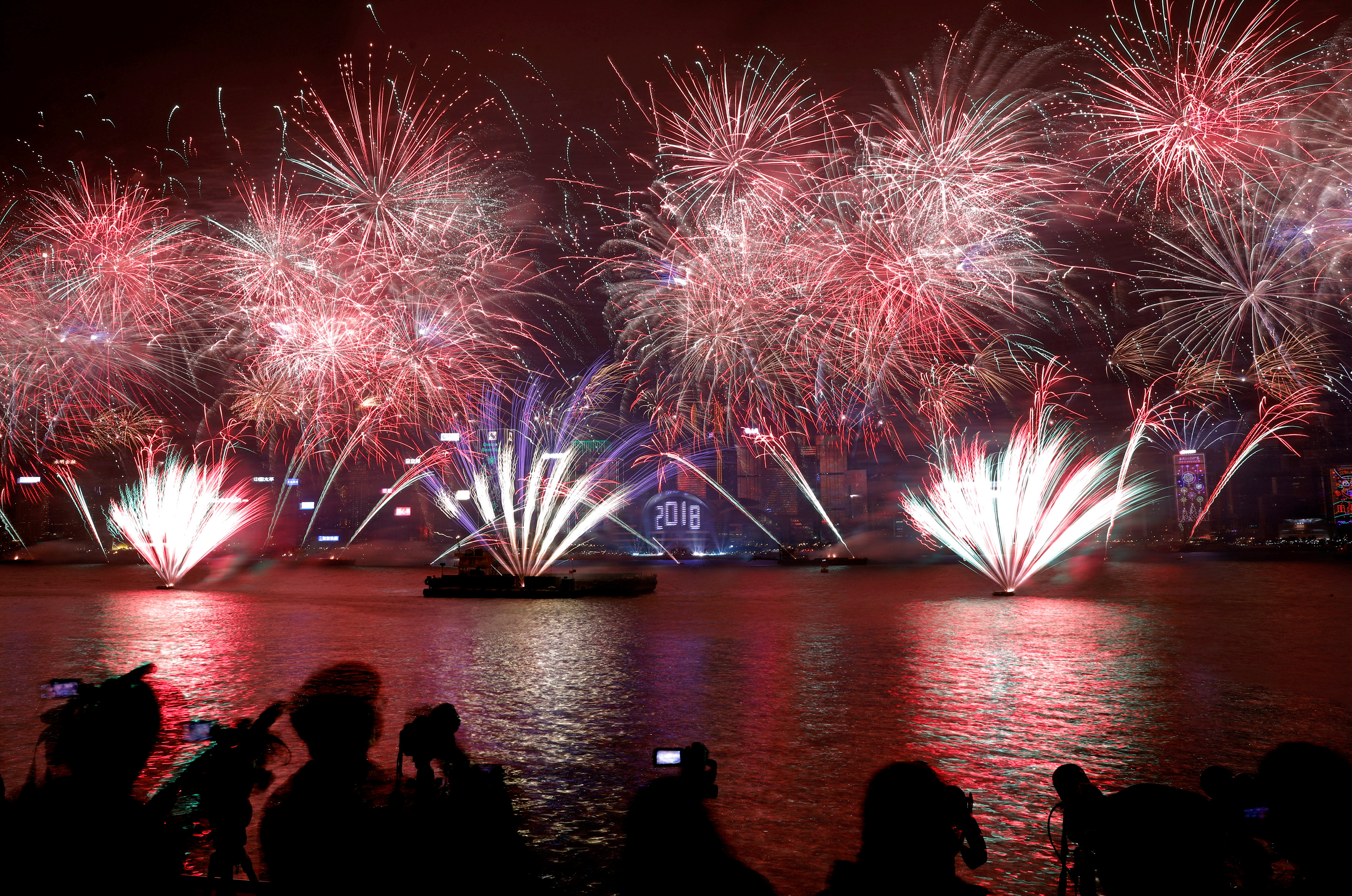 2017-12-31T164336Z_175728234_RC116C444AC0_RTRMADP_3_NEW-YEAR-HONGKONG-FIREWORKS