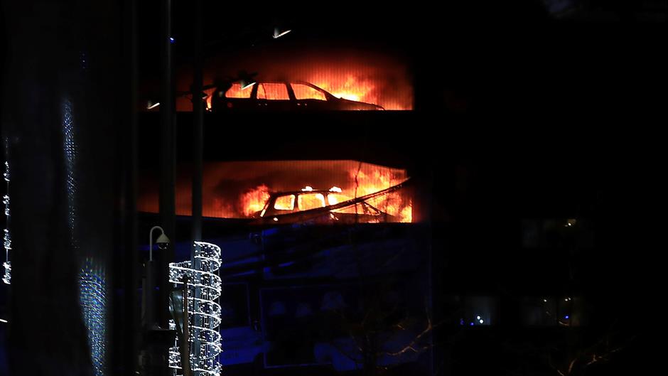 2017-12-31T204910Z_500721411_RC1F8BFD6900_RTRMADP_3_BRITAIN-FIRE