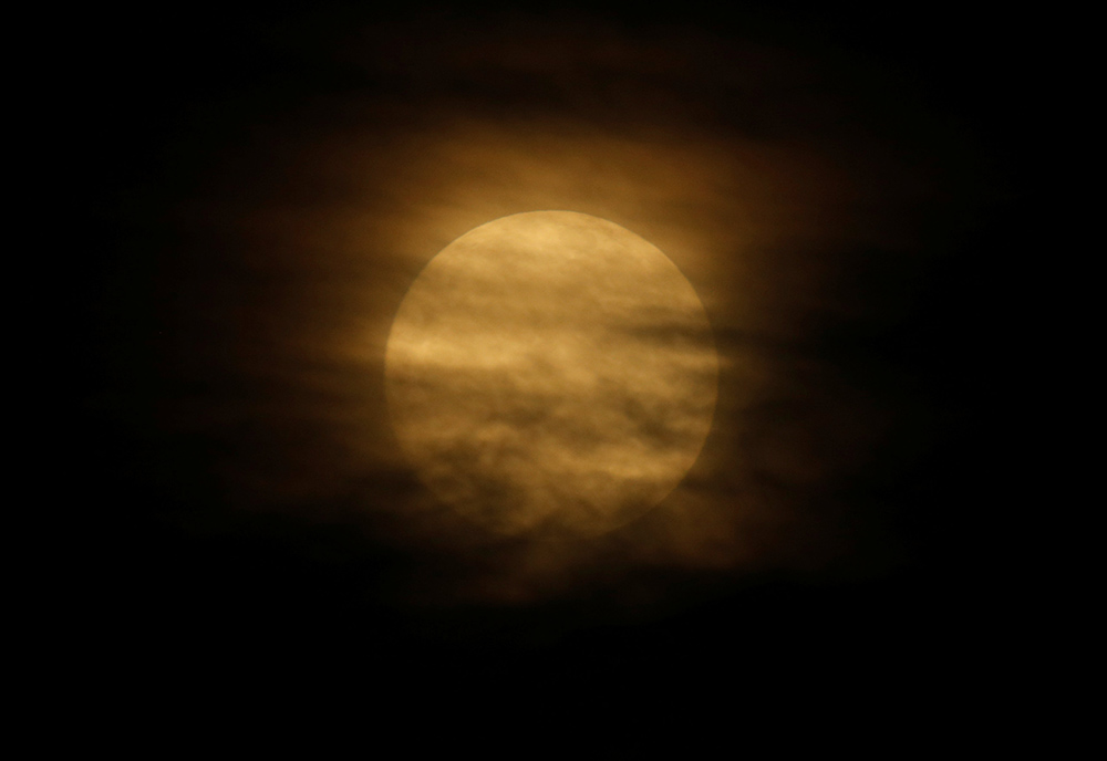 2018-01-01T194041Z_261414090_RC1B70BD4640_RTRMADP_3_SUPERMOON-SIGHTING-MALTA