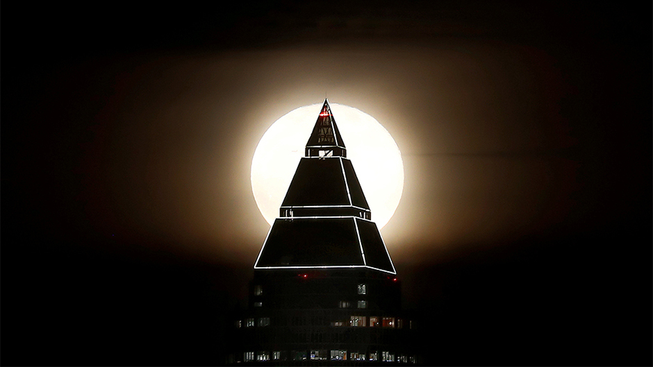 2018-01-02T201005Z_606931818_RC14AC5D7460_RTRMADP_3_GERMANY-SUPERMOON 11
