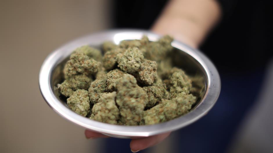 2018-01-02T211421Z_349359876_RC1647F304D0_RTRMADP_3_USA-MARIJUANA