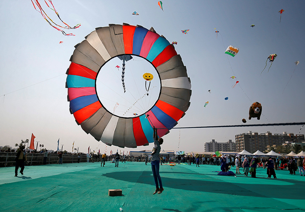 2018-01-07T091031Z_738800801_RC15D72C15C0_RTRMADP_3_INDIA-KITEFESTIVAL