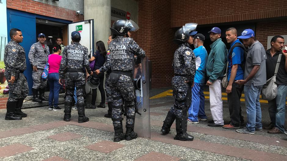 2018-01-10T183626Z_292292797_RC16EAE8F060_RTRMADP_3_VENEZUELA-ECONOMY