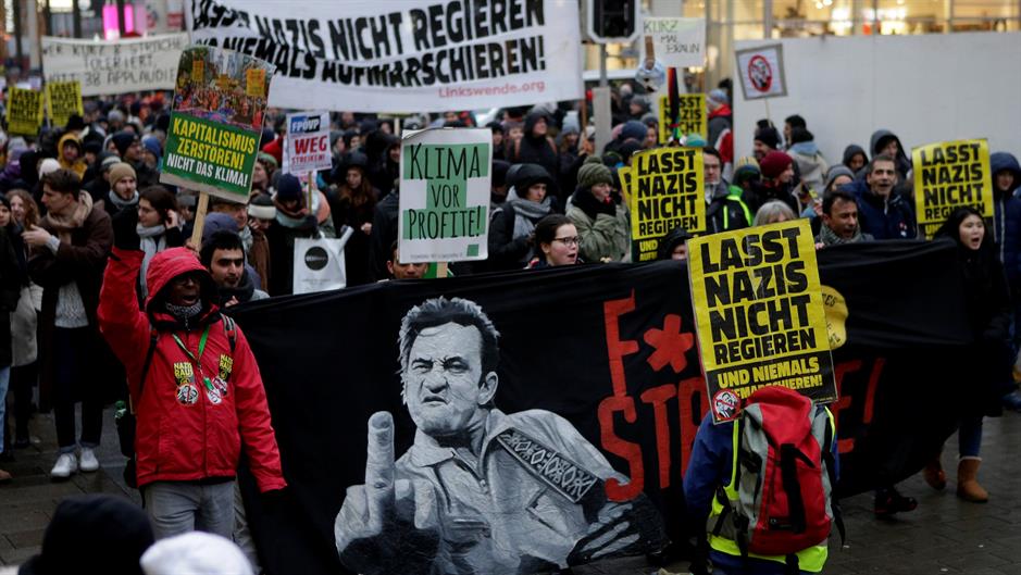 2018-01-13T153854Z_1147542018_RC122C0F7630_RTRMADP_3_AUSTRIA-POLITICS-PROTEST