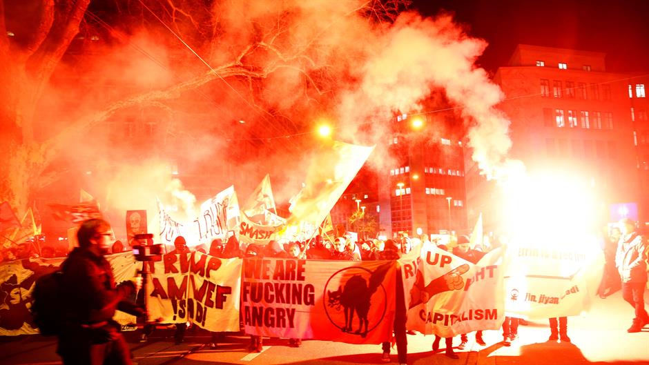 2018-01-23T234752Z_1162982633_RC15F1591370_RTRMADP_3_DAVOS-MEETING-PROTESTS