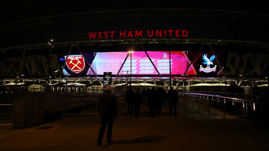 2018-01-30T175917Z_403508512_RC1F0CDC4280_RTRMADP_3_SOCCER-ENGLAND-WHU-CRY