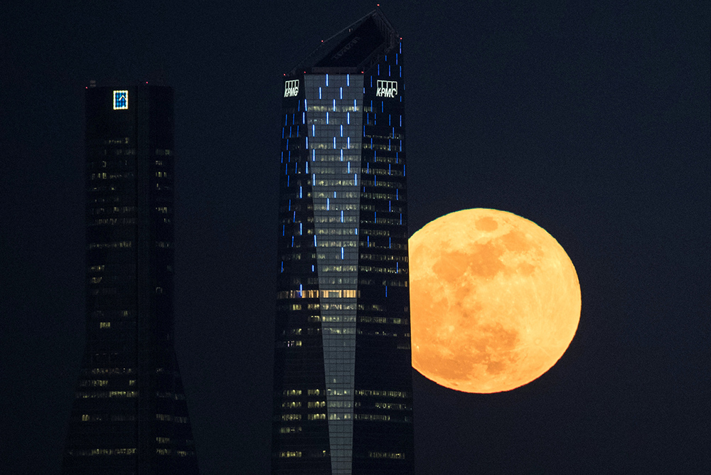 2018-01-31T200255Z_1905349628_RC1AB8AAE1C0_RTRMADP_3_SUPERMOON-SIGHTING-SPAIN