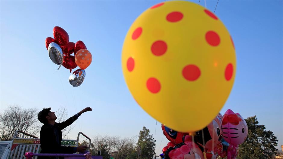 2018-02-08T134047Z_1458056808_RC186329F700_RTRMADP_3_VALENTINES-DAY-PAKISTAN