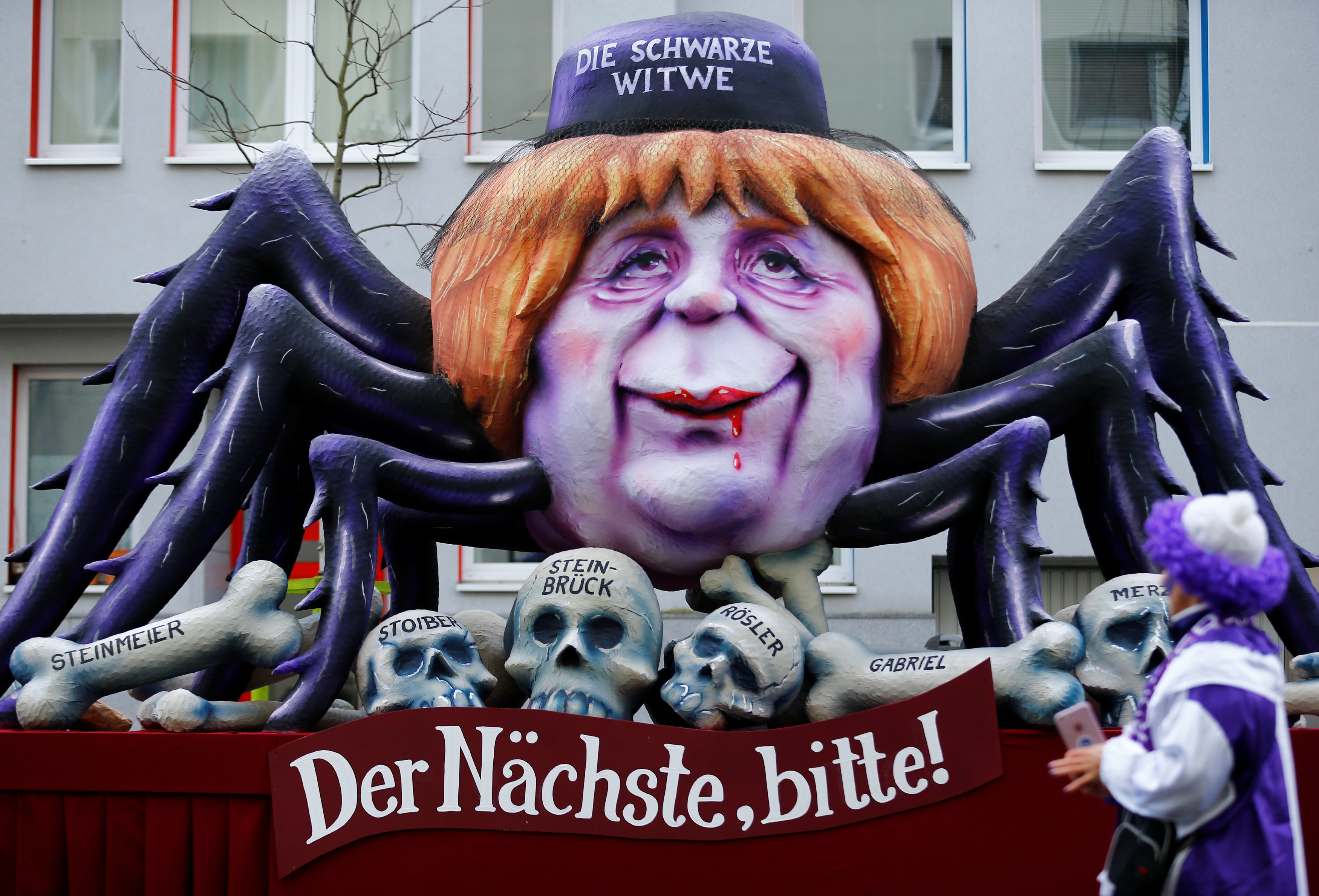 2018-02-12T095911Z_561653866_RC1D1CCAE100_RTRMADP_3_GERMANY-CARNIVAL-DUESSELDORF